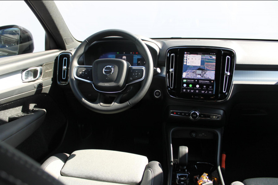 Volvo XC40 B4 211PK Automaat Plus Dark Harman Kardon Audio installatie / Semi elektrisch wegklapbare trekhaak / Google infotainment / Verwarmbare voorruit / Verwarmbare voorstoelen