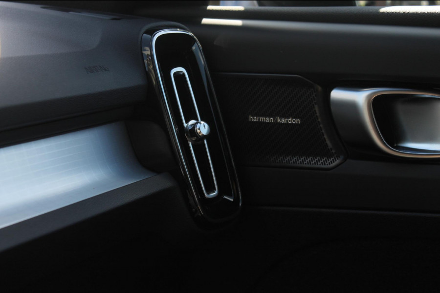 Volvo XC40 B4 211PK Automaat Plus Dark Harman Kardon Audio installatie / Semi elektrisch wegklapbare trekhaak / Google infotainment / Verwarmbare voorruit / Verwarmbare voorstoelen