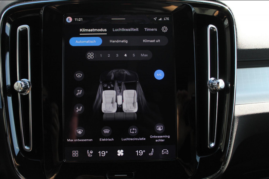 Volvo XC40 B4 211PK Automaat Plus Dark Harman Kardon Audio installatie / Semi elektrisch wegklapbare trekhaak / Google infotainment / Verwarmbare voorruit / Verwarmbare voorstoelen