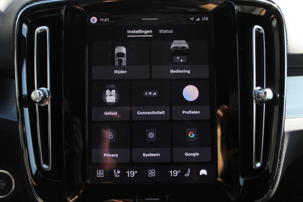 Volvo XC40 B4 211PK Automaat Plus Dark Harman Kardon Audio installatie / Semi elektrisch wegklapbare trekhaak / Google infotainment / Verwarmbare voorruit / Verwarmbare voorstoelen