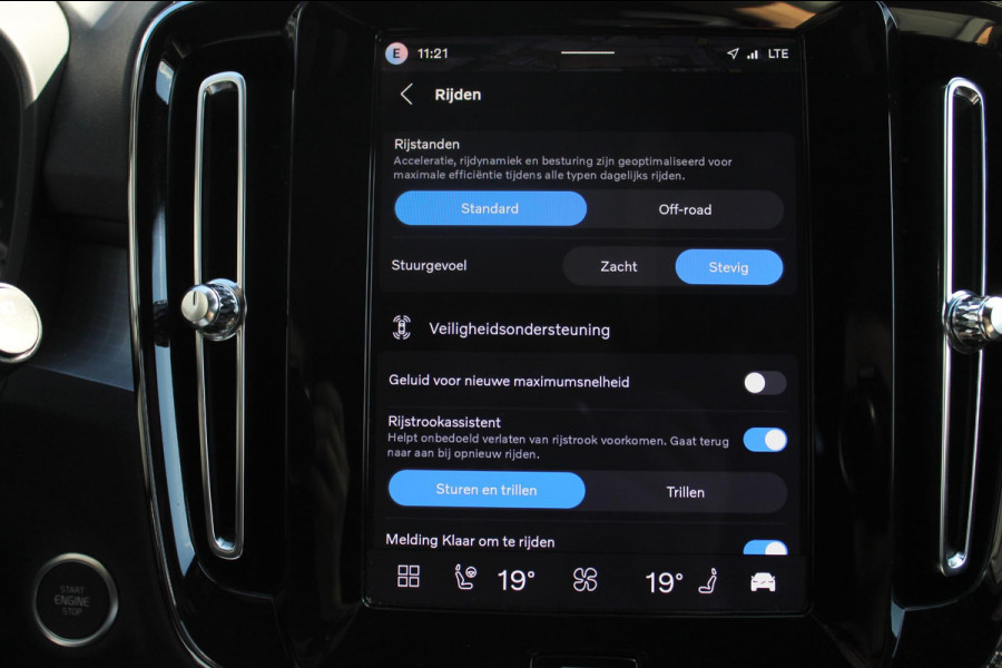 Volvo XC40 B4 211PK Automaat Plus Dark Harman Kardon Audio installatie / Semi elektrisch wegklapbare trekhaak / Google infotainment / Verwarmbare voorruit / Verwarmbare voorstoelen