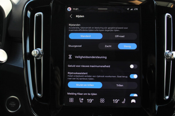 Volvo XC40 B4 211PK Automaat Plus Dark Harman Kardon Audio installatie / Semi elektrisch wegklapbare trekhaak / Google infotainment / Verwarmbare voorruit / Verwarmbare voorstoelen