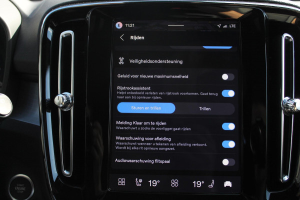 Volvo XC40 B4 211PK Automaat Plus Dark Harman Kardon Audio installatie / Semi elektrisch wegklapbare trekhaak / Google infotainment / Verwarmbare voorruit / Verwarmbare voorstoelen