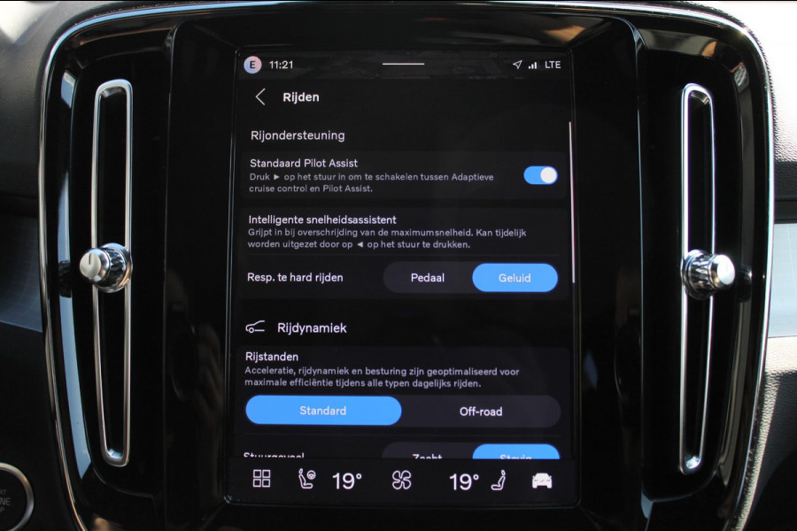 Volvo XC40 B4 211PK Automaat Plus Dark Harman Kardon Audio installatie / Semi elektrisch wegklapbare trekhaak / Google infotainment / Verwarmbare voorruit / Verwarmbare voorstoelen