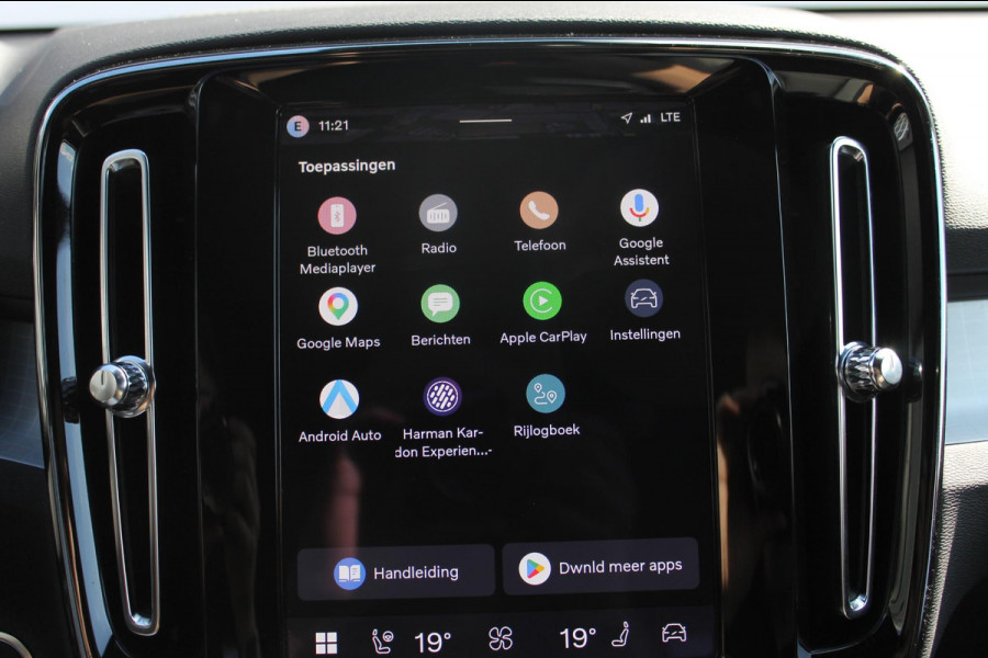 Volvo XC40 B4 211PK Automaat Plus Dark Harman Kardon Audio installatie / Semi elektrisch wegklapbare trekhaak / Google infotainment / Verwarmbare voorruit / Verwarmbare voorstoelen