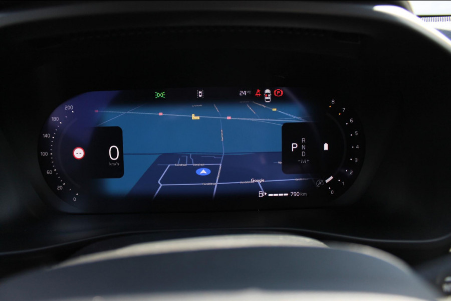 Volvo XC40 B4 211PK Automaat Plus Dark Harman Kardon Audio installatie / Semi elektrisch wegklapbare trekhaak / Google infotainment / Verwarmbare voorruit / Verwarmbare voorstoelen