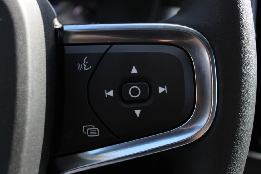 Volvo XC40 B4 211PK Automaat Plus Dark Harman Kardon Audio installatie / Semi elektrisch wegklapbare trekhaak / Google infotainment / Verwarmbare voorruit / Verwarmbare voorstoelen