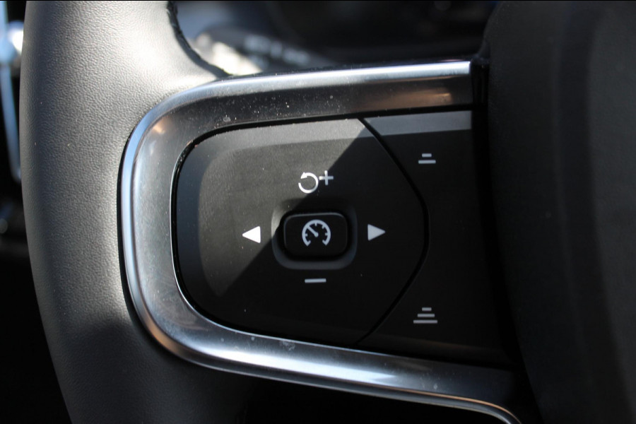 Volvo XC40 B4 211PK Automaat Plus Dark Harman Kardon Audio installatie / Semi elektrisch wegklapbare trekhaak / Google infotainment / Verwarmbare voorruit / Verwarmbare voorstoelen