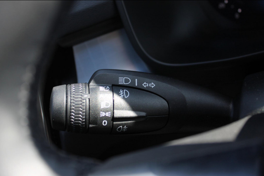 Volvo XC40 B4 211PK Automaat Plus Dark Harman Kardon Audio installatie / Semi elektrisch wegklapbare trekhaak / Google infotainment / Verwarmbare voorruit / Verwarmbare voorstoelen