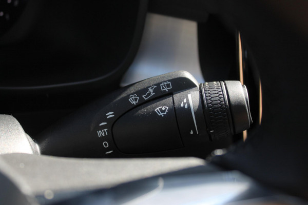 Volvo XC40 B4 211PK Automaat Plus Dark Harman Kardon Audio installatie / Semi elektrisch wegklapbare trekhaak / Google infotainment / Verwarmbare voorruit / Verwarmbare voorstoelen