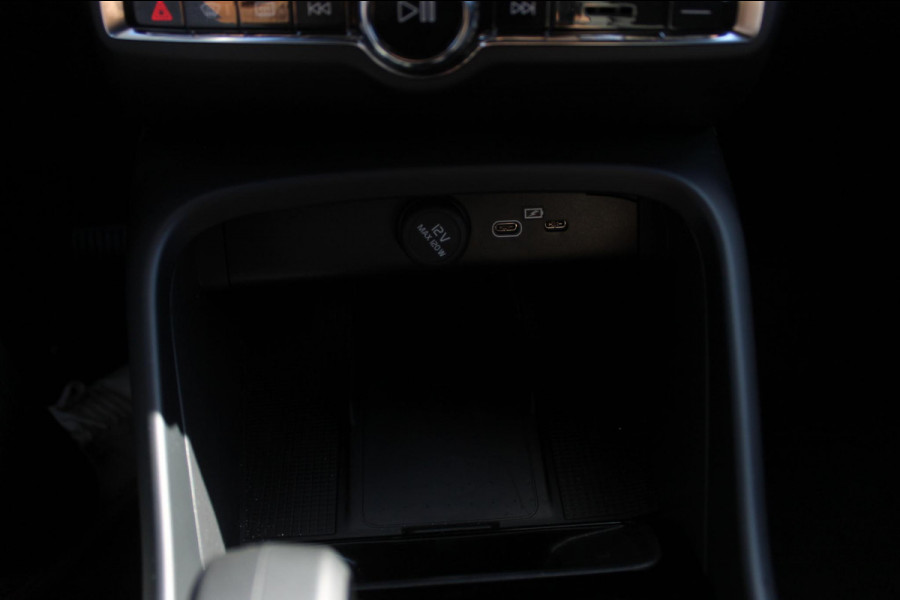 Volvo XC40 B4 211PK Automaat Plus Dark Harman Kardon Audio installatie / Semi elektrisch wegklapbare trekhaak / Google infotainment / Verwarmbare voorruit / Verwarmbare voorstoelen