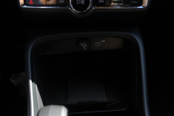 Volvo XC40 B4 211PK Automaat Plus Dark Harman Kardon Audio installatie / Semi elektrisch wegklapbare trekhaak / Google infotainment / Verwarmbare voorruit / Verwarmbare voorstoelen