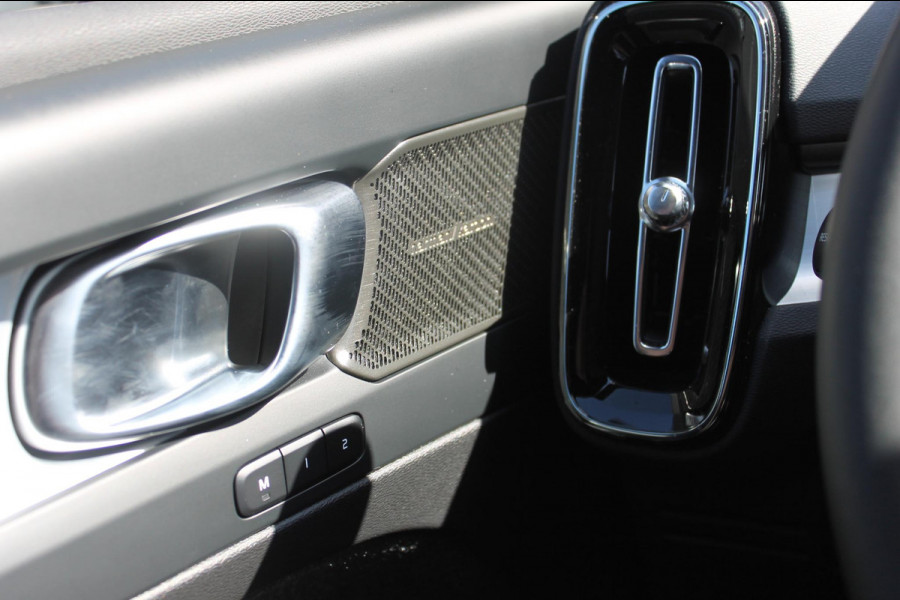 Volvo XC40 B4 211PK Automaat Plus Dark Harman Kardon Audio installatie / Semi elektrisch wegklapbare trekhaak / Google infotainment / Verwarmbare voorruit / Verwarmbare voorstoelen