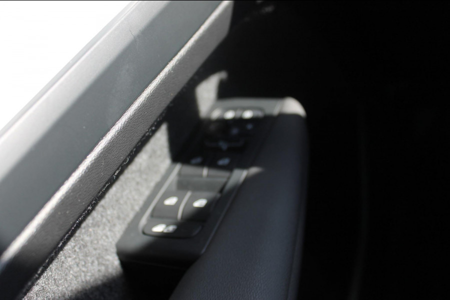 Volvo XC40 B4 211PK Automaat Plus Dark Harman Kardon Audio installatie / Semi elektrisch wegklapbare trekhaak / Google infotainment / Verwarmbare voorruit / Verwarmbare voorstoelen