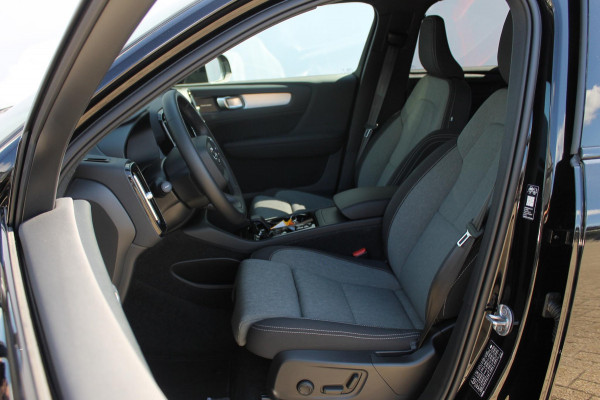 Volvo XC40 B4 211PK Automaat Plus Dark Harman Kardon Audio installatie / Semi elektrisch wegklapbare trekhaak / Google infotainment / Verwarmbare voorruit / Verwarmbare voorstoelen