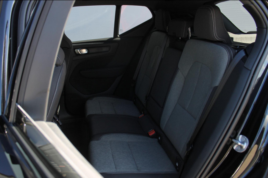 Volvo XC40 B4 211PK Automaat Plus Dark Harman Kardon Audio installatie / Semi elektrisch wegklapbare trekhaak / Google infotainment / Verwarmbare voorruit / Verwarmbare voorstoelen