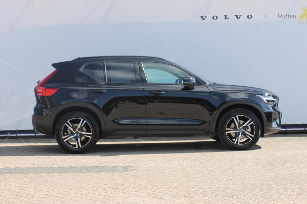 Volvo XC40 B4 211PK Automaat Plus Dark Harman Kardon Audio installatie / Semi elektrisch wegklapbare trekhaak / Google infotainment / Verwarmbare voorruit / Verwarmbare voorstoelen