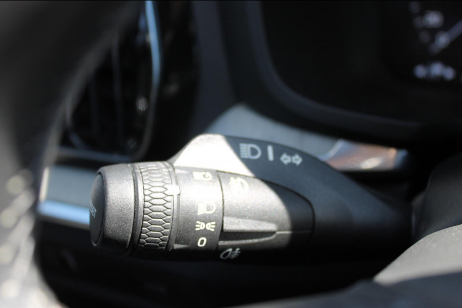 Volvo V60 B4 211PK Automaat Inscription Adaptieve Cruise Control / Elektrisch verstelbare voorstoelen met geheugen op de bestuurdersstoel / Apple Carplay / Dab+ / Lane keeping Aid / Navigatie / Stoelverwarming