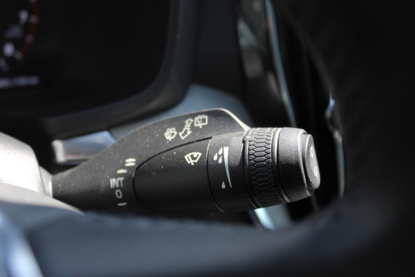 Volvo V60 B4 211PK Automaat Inscription Adaptieve Cruise Control / Elektrisch verstelbare voorstoelen met geheugen op de bestuurdersstoel / Apple Carplay / Dab+ / Lane keeping Aid / Navigatie / Stoelverwarming
