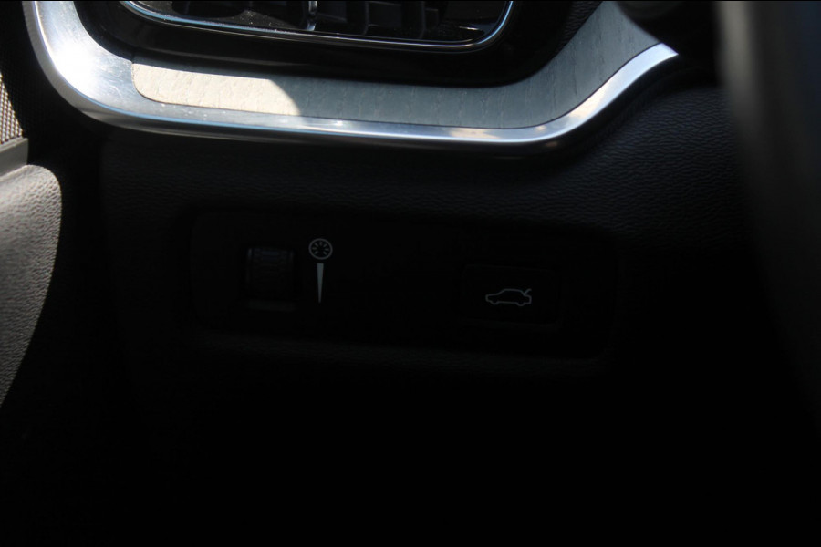 Volvo V60 B4 211PK Automaat Inscription Adaptieve Cruise Control / Elektrisch verstelbare voorstoelen met geheugen op de bestuurdersstoel / Apple Carplay / Dab+ / Lane keeping Aid / Navigatie / Stoelverwarming