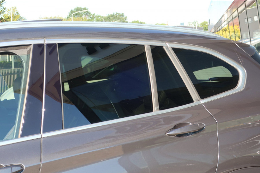 BMW X1 SDrive20i High Executive 1e EIG_LED_PANO_HEAD-UP_CAM_PDC V+A_NAP.