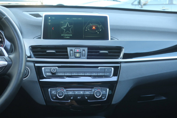 BMW X1 SDrive20i High Executive 1e EIG_LED_PANO_HEAD-UP_CAM_PDC V+A_NAP.