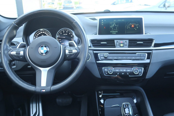 BMW X1 SDrive20i High Executive 1e EIG_LED_PANO_HEAD-UP_CAM_PDC V+A_NAP.