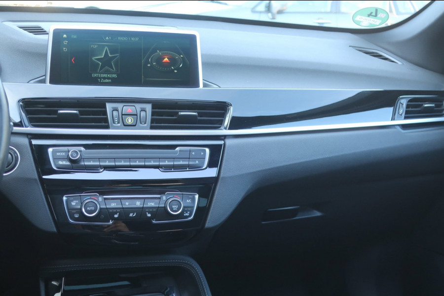 BMW X1 SDrive20i High Executive 1e EIG_LED_PANO_HEAD-UP_CAM_PDC V+A_NAP.