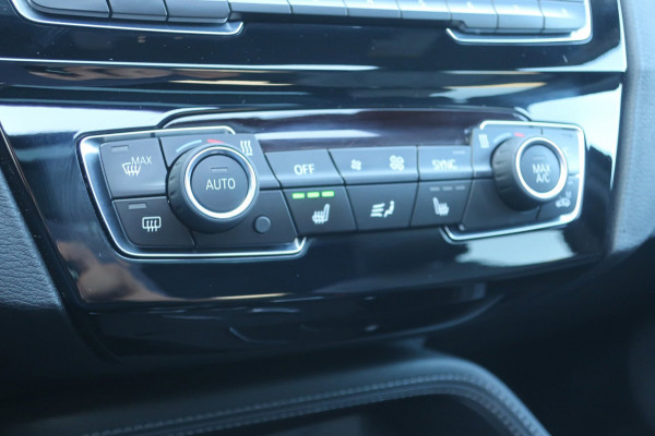 BMW X1 SDrive20i High Executive 1e EIG_LED_PANO_HEAD-UP_CAM_PDC V+A_NAP.