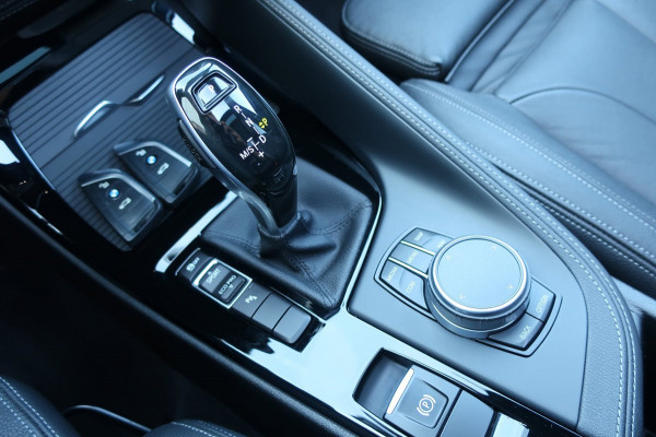 BMW X1 SDrive20i High Executive 1e EIG_LED_PANO_HEAD-UP_CAM_PDC V+A_NAP.