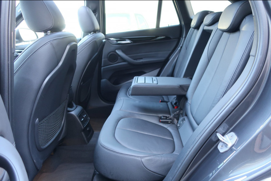 BMW X1 SDrive20i High Executive 1e EIG_LED_PANO_HEAD-UP_CAM_PDC V+A_NAP.