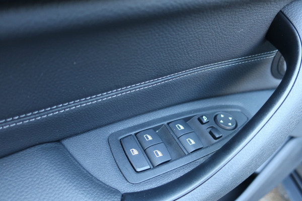 BMW X1 SDrive20i High Executive 1e EIG_LED_PANO_HEAD-UP_CAM_PDC V+A_NAP.