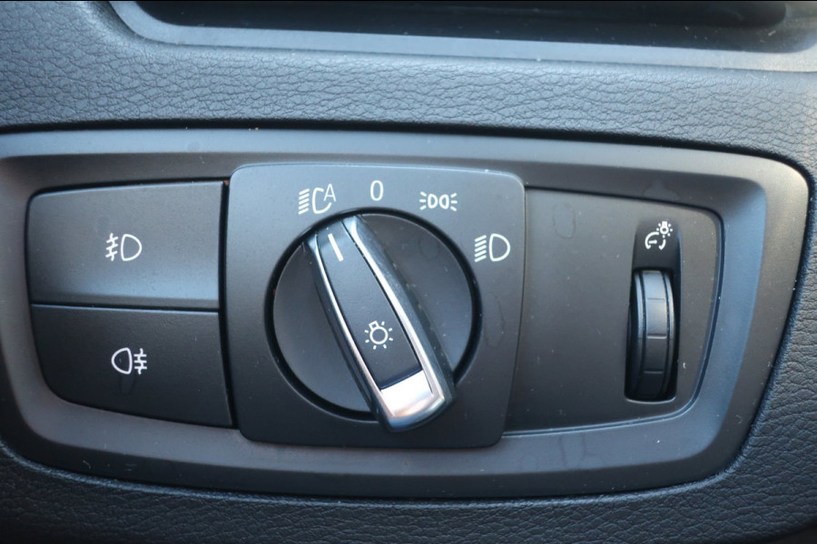 BMW X1 SDrive20i High Executive 1e EIG_LED_PANO_HEAD-UP_CAM_PDC V+A_NAP.