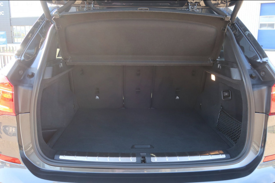 BMW X1 SDrive20i High Executive 1e EIG_LED_PANO_HEAD-UP_CAM_PDC V+A_NAP.