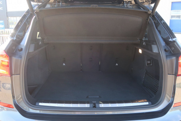 BMW X1 SDrive20i High Executive 1e EIG_LED_PANO_HEAD-UP_CAM_PDC V+A_NAP.