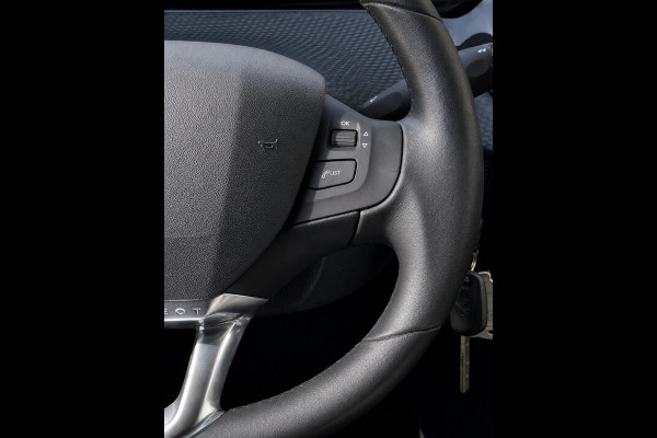Peugeot 208 1.2 PureTech Signature - Navigatie I Airco I LED I PDC I Comfort pakket I Dealer onderhouden