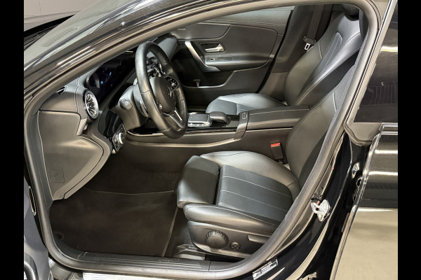 Mercedes-Benz CLA-Klasse Shooting Brake 180 Luxury Line | Panoramadak | Leder | Camera | Sfeerverlichting