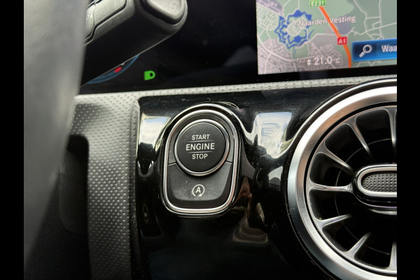 Mercedes-Benz CLA-Klasse Shooting Brake 180 Luxury Line | Panoramadak | Leder | Camera | Sfeerverlichting