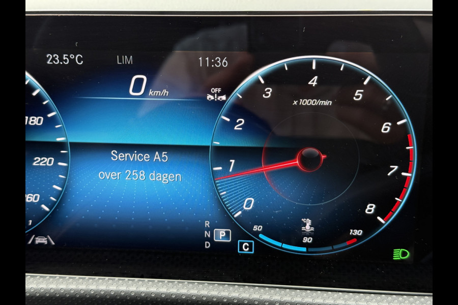 Mercedes-Benz CLA-Klasse Shooting Brake 180 Luxury Line | Panoramadak | Leder | Camera | Sfeerverlichting