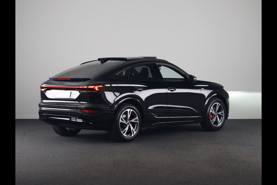 Audi Q6 Sportback e-tron S edition 83Kwh 252 pk | Glazen panoramadak | Exterieurpakket zwart | Trekhaak, mechanisch draaibaar | S line zwart leder-kunstleder |
