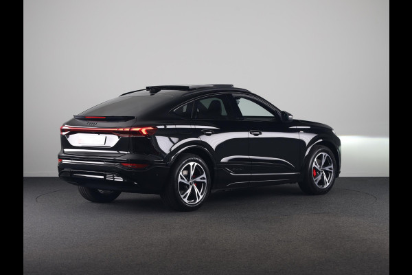 Audi Q6 Sportback e-tron S edition 83Kwh 252 pk | Glazen panoramadak | Exterieurpakket zwart | Trekhaak, mechanisch draaibaar | S line zwart leder-kunstleder |