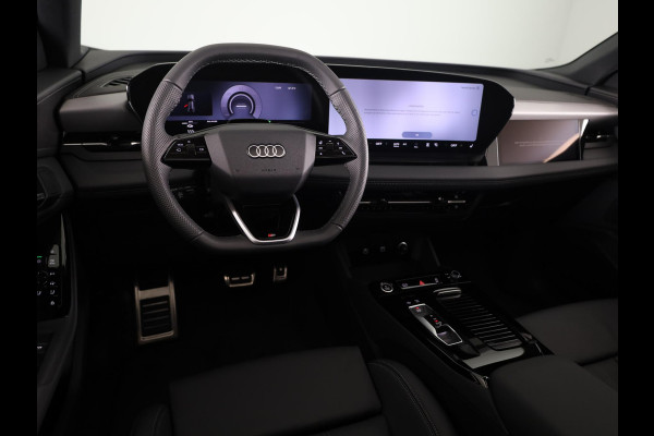 Audi Q6 Sportback e-tron S edition 83Kwh 252 pk | Glazen panoramadak | Exterieurpakket zwart | Trekhaak, mechanisch draaibaar | S line zwart leder-kunstleder |