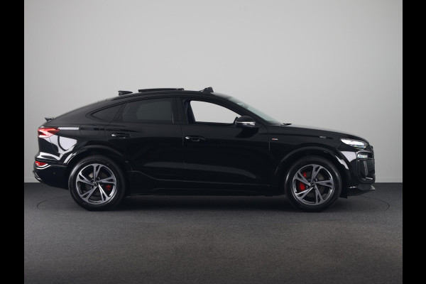 Audi Q6 Sportback e-tron S edition 83Kwh 252 pk | Glazen panoramadak | Exterieurpakket zwart | Trekhaak, mechanisch draaibaar | S line zwart leder-kunstleder |