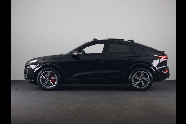 Audi Q6 Sportback e-tron S edition 83Kwh 252 pk | Glazen panoramadak | Exterieurpakket zwart | Trekhaak, mechanisch draaibaar | S line zwart leder-kunstleder |