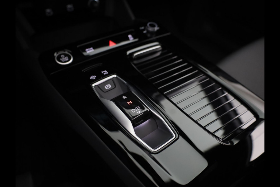 Audi Q6 Sportback e-tron S edition 83Kwh 252 pk | Glazen panoramadak | Exterieurpakket zwart | Trekhaak, mechanisch draaibaar | S line zwart leder-kunstleder |