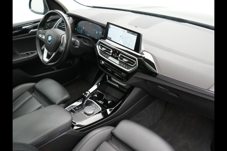BMW X3 xDrive30e Advantage FACELIFT PHEV 293pk Dealer O.H. | Trekhaak Af Fabriek | Panodak | 360 Camera | Lederen Sportstoelen & Stuur Verwarmd | Apple Carplay | Navigatie | DAB | Virtual Cockpit | Plug In Hybrid |