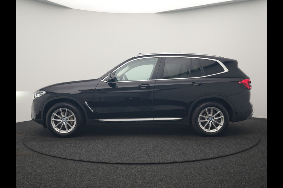 BMW X3 xDrive30e Advantage FACELIFT PHEV 293pk Dealer O.H. | Trekhaak Af Fabriek | Panodak | 360 Camera | Lederen Sportstoelen & Stuur Verwarmd | Apple Carplay | Navigatie | DAB | Virtual Cockpit | Plug In Hybrid |