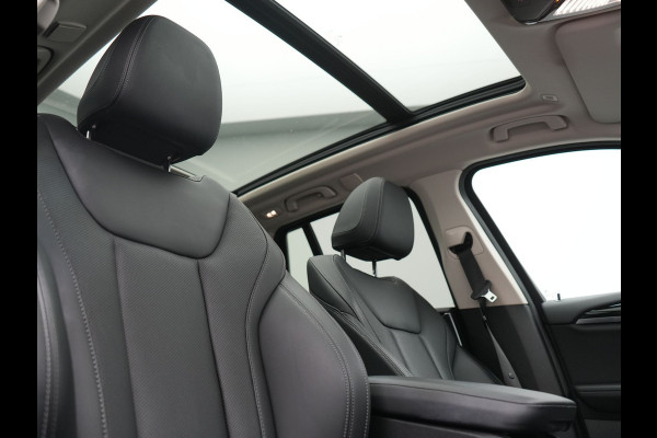 BMW X3 xDrive30e Advantage FACELIFT PHEV 293pk Dealer O.H. | Trekhaak Af Fabriek | Panodak | 360 Camera | Lederen Sportstoelen & Stuur Verwarmd | Apple Carplay | Navigatie | DAB | Virtual Cockpit | Plug In Hybrid |