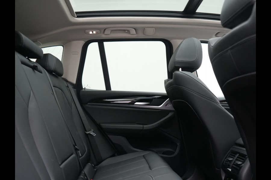 BMW X3 xDrive30e Advantage FACELIFT PHEV 293pk Dealer O.H. | Trekhaak Af Fabriek | Panodak | 360 Camera | Lederen Sportstoelen & Stuur Verwarmd | Apple Carplay | Navigatie | DAB | Virtual Cockpit | Plug In Hybrid |