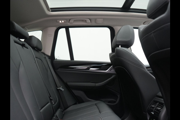 BMW X3 xDrive30e Advantage FACELIFT PHEV 293pk Dealer O.H. | Trekhaak Af Fabriek | Panodak | 360 Camera | Lederen Sportstoelen & Stuur Verwarmd | Apple Carplay | Navigatie | DAB | Virtual Cockpit | Plug In Hybrid |